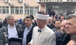 Φωτογραφία από τη δίκη για τα επεισόδια στο Τσινάρ με την παρουσία δύο Ελλήνων Βουλευτών και υποστηρικτών των κατηγορουμένων έξω από το δικαστήριο.