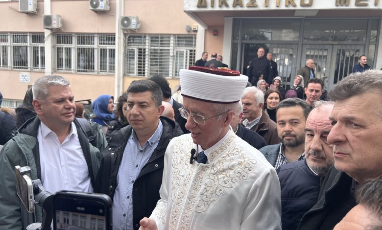 Φωτογραφία από τη δίκη για τα επεισόδια στο Τσινάρ με την παρουσία δύο Ελλήνων Βουλευτών και υποστηρικτών των κατηγορουμένων έξω από το δικαστήριο.