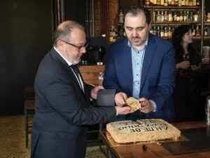 Ο Πρόεδρος του ΔΗΠΕΘΕ Κομοτηνής Πέτρος Ζωγράφου στην κοπή της βασιλόπιτας.