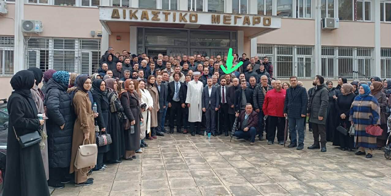 "Ο Αντιδήμαρχος Ξάνθης Σιαμπάν Μπαντάκ σε συγκέντρωση φιλοπροξενικών στελεχών στα Δικαστήρια."