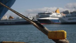Επιβατηγό οχηματαγωγό πλοίο στο λιμάνι του Πειραιά.